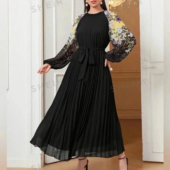 Black Floral pleated Maxi Dress with belt . Size Medium - Picture 1 of 6